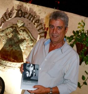 El escritor Carlos A. Dueñas presenta su novela "2x2 no siempre es 4".