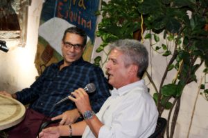 El escritor Denis Fortun y el autor Carlos A. Dueñas, durante la presentación.
