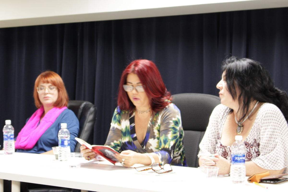 Nuvia Estévez lee poemas de su libro