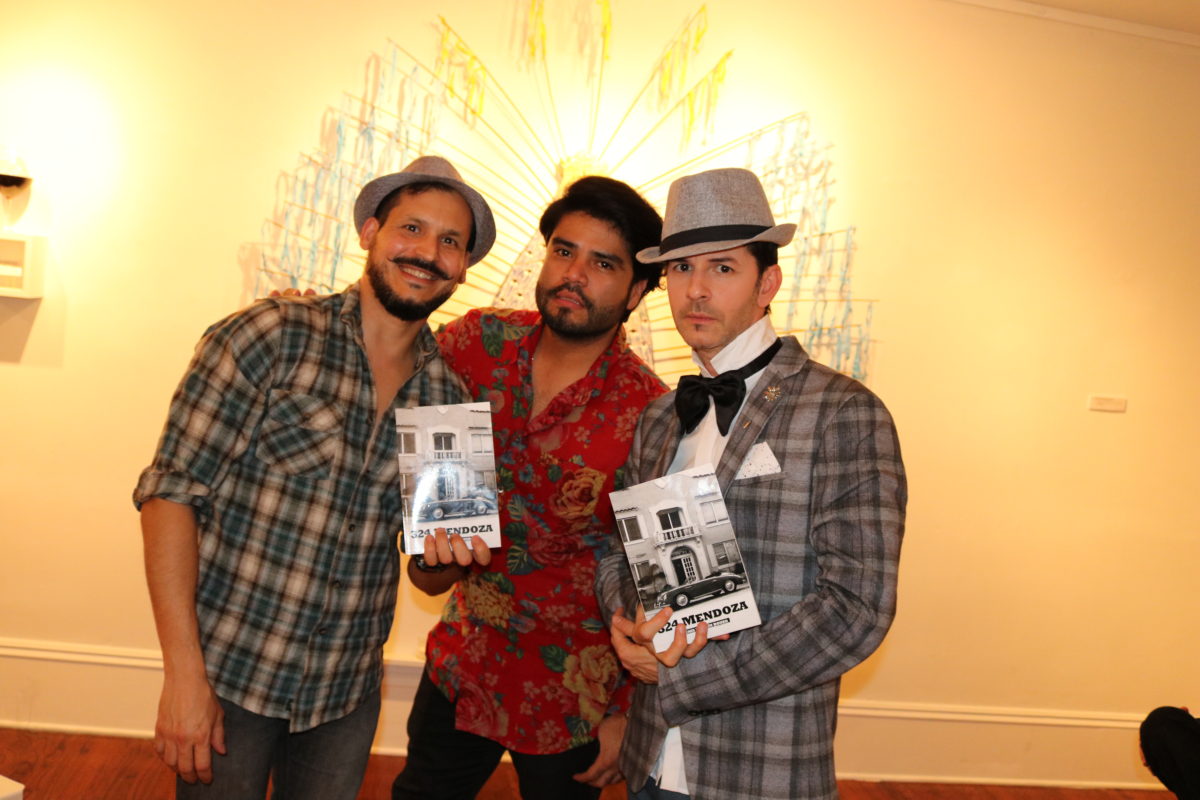 El músico Miguel Paneque y el poeta Yadil Rodríguez en la presentación de "324 Mendoza", la nueva novela erótica de Denis Fortún.