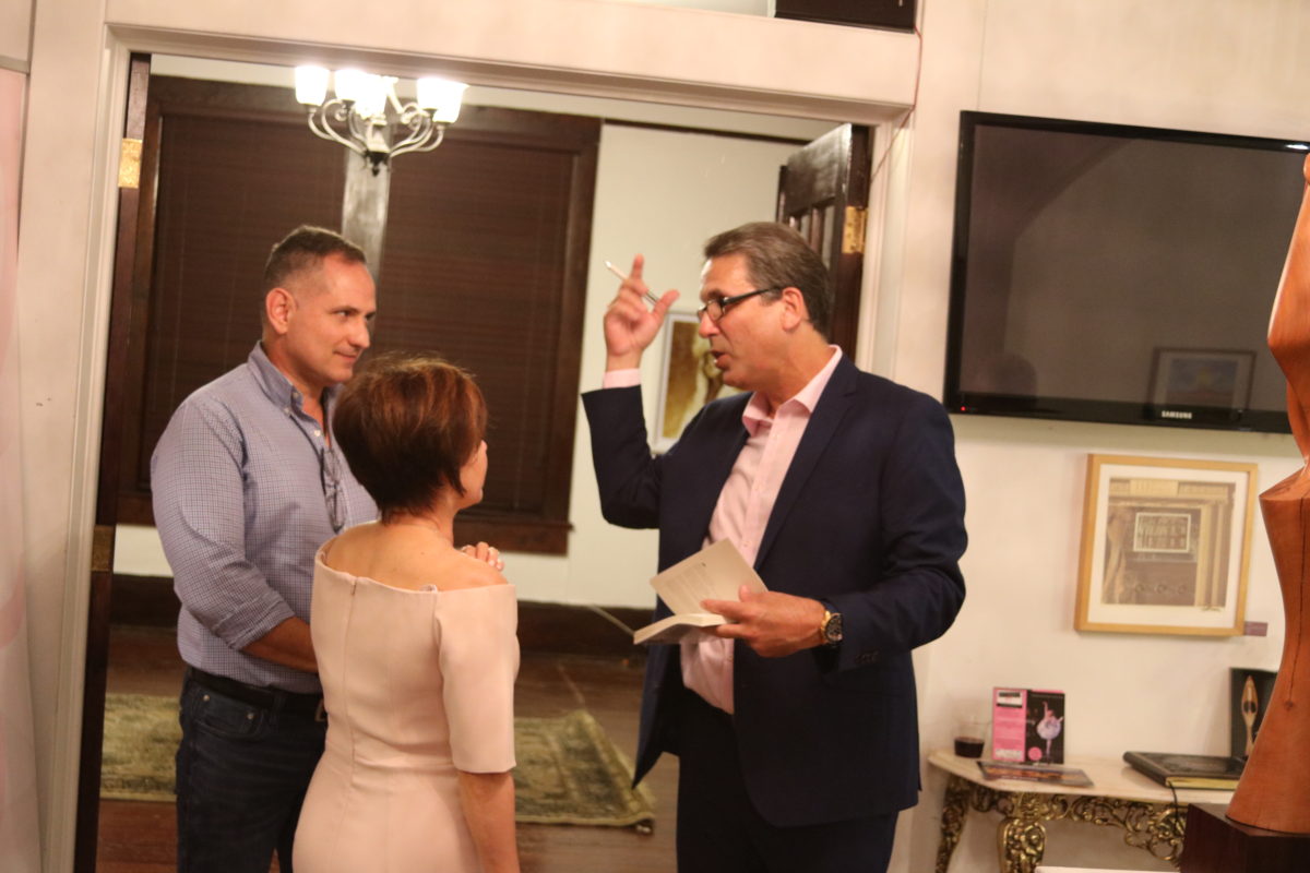 El escritor Denis Fortún durante la presentación de su novela "324 Mendoza", en Miami.