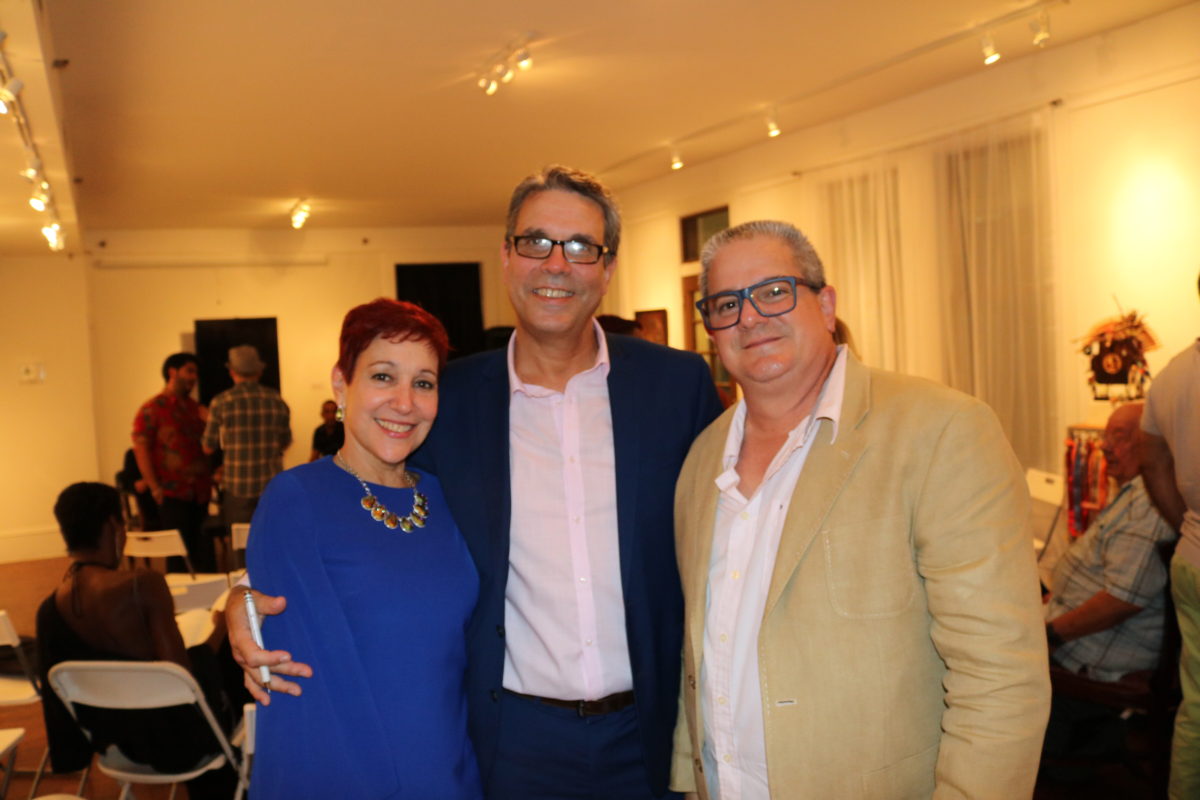 El escritor Denis Fortún con amigos invitados a la presentación de su novela "324 Mendoza".