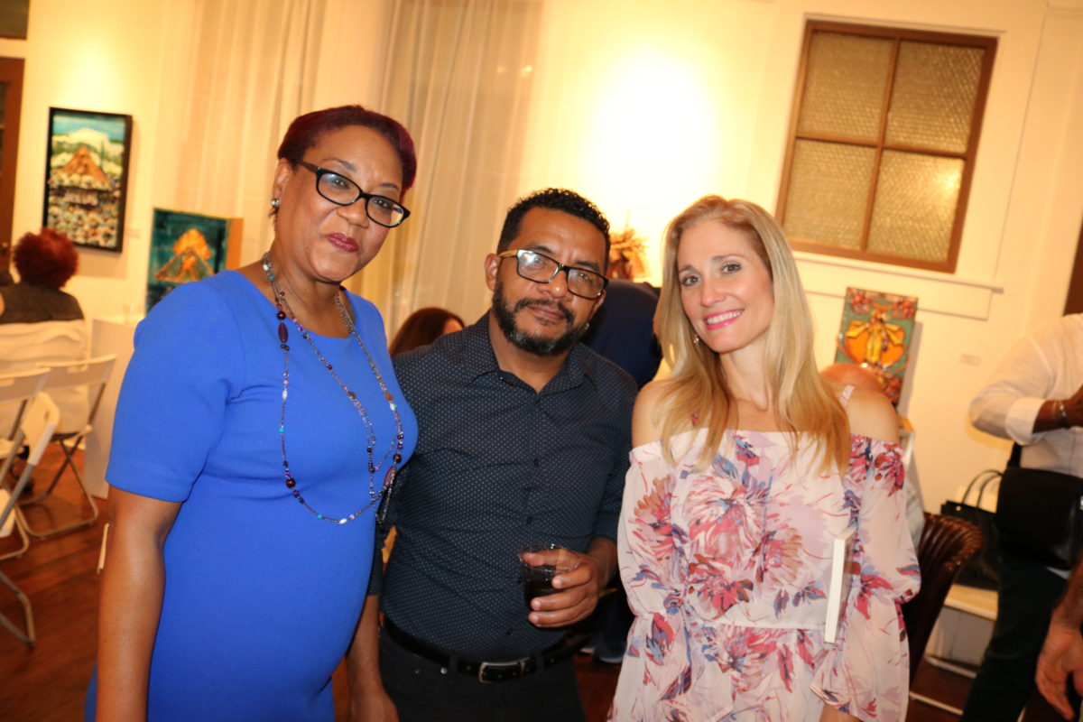 El escritor Luis Felipe Rojas, presentador de "324 Mendoza", su esposa la periodista Exilda Arjona y una invitada al lanzamiento de la nueva novela de Denis Fortún.